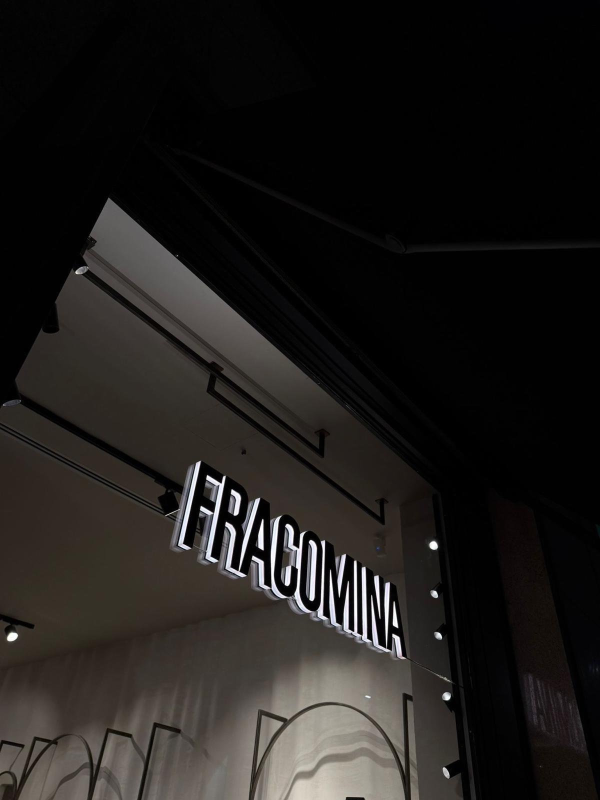 Fracomina apre il nuovo flagship store in Via Manzoni a Milano: moda, design e femminilità nel cuore della città - Progetto firmato dallo studio Archo